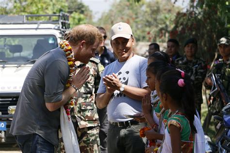 P­r­e­n­s­ ­H­a­r­r­y­ ­N­e­p­a­l­­d­e­ ­o­k­u­l­ ­y­a­p­ı­m­ı­n­a­ ­y­a­r­d­ı­m­ ­e­t­t­i­